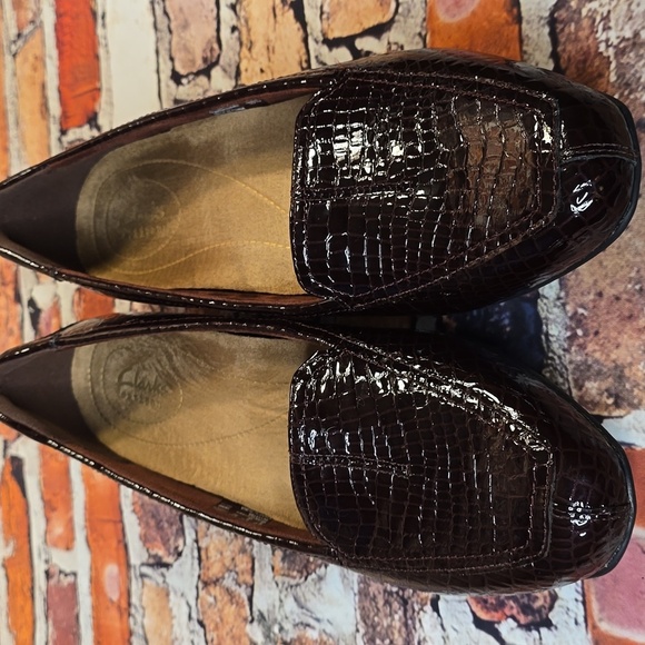 Clark's Timeless Fark Brown Crocodile Pattent Leather Slip On Loafer Size 9W - Picture 2 of 7